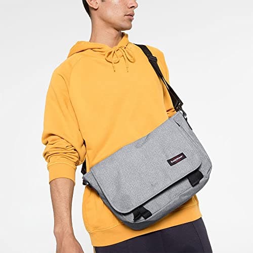 Sac bandoulière EASTPAK gris porté par homme en sweat jaune