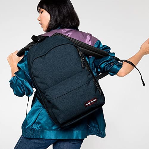 Femme portant un sac à dos Eastpak bleu marine